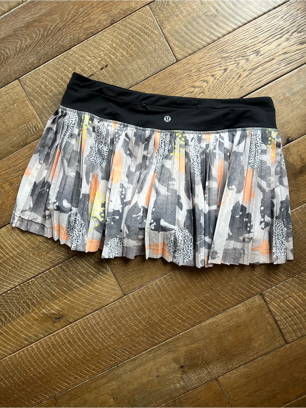 lululemon athletica Black Waist Pleated Skirt with Gray, Peach & Yellow Print